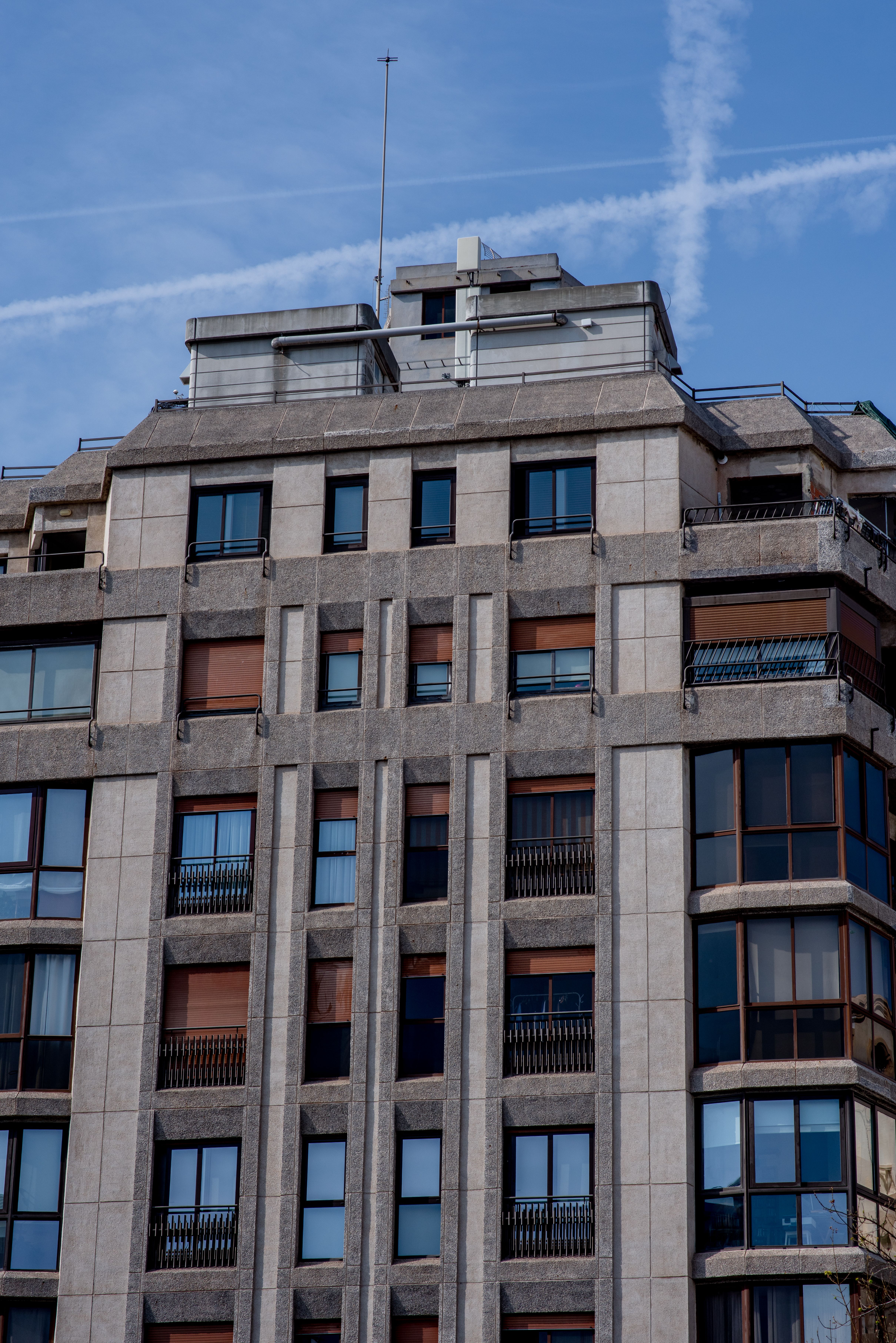 Modern Urban High-Rise Building in Cityscape · Free Stock Photo