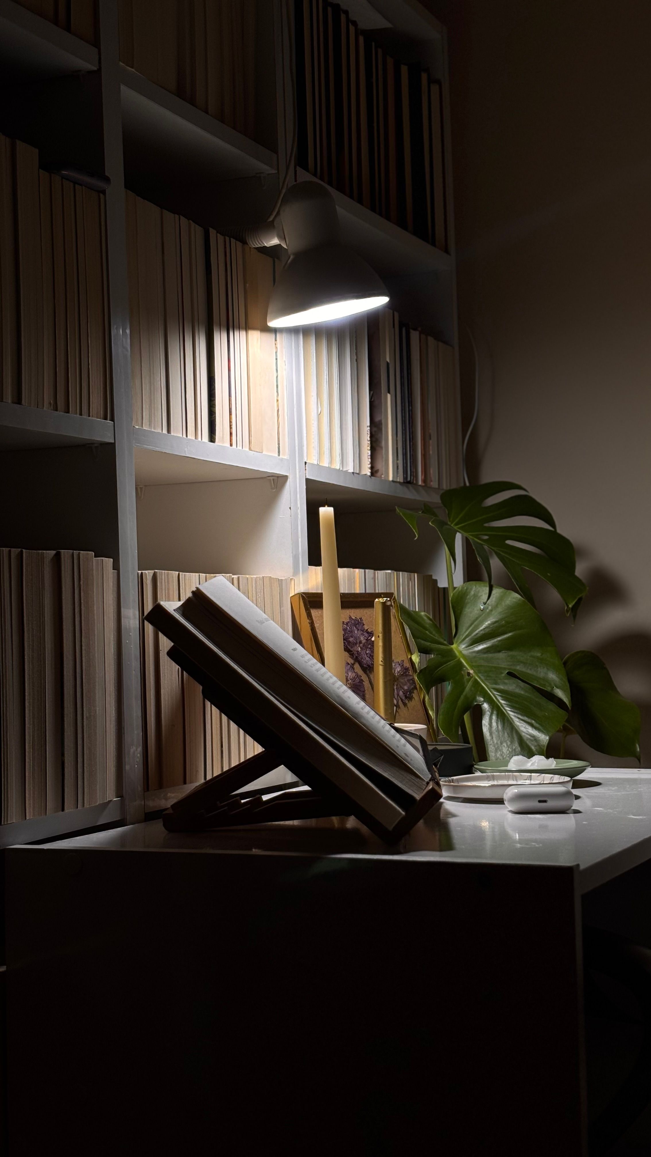 Quiet lamplit room in the evening, photo by Tugba Donmez on Pexels