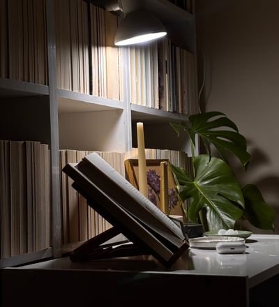 Quiet lamplit room in the evening, photo by Tugba Donmez on Pexels