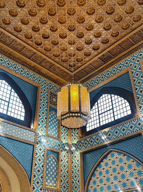 Free Intricate mosque interior featuring decorative tiles and chandelier. Stock Photo