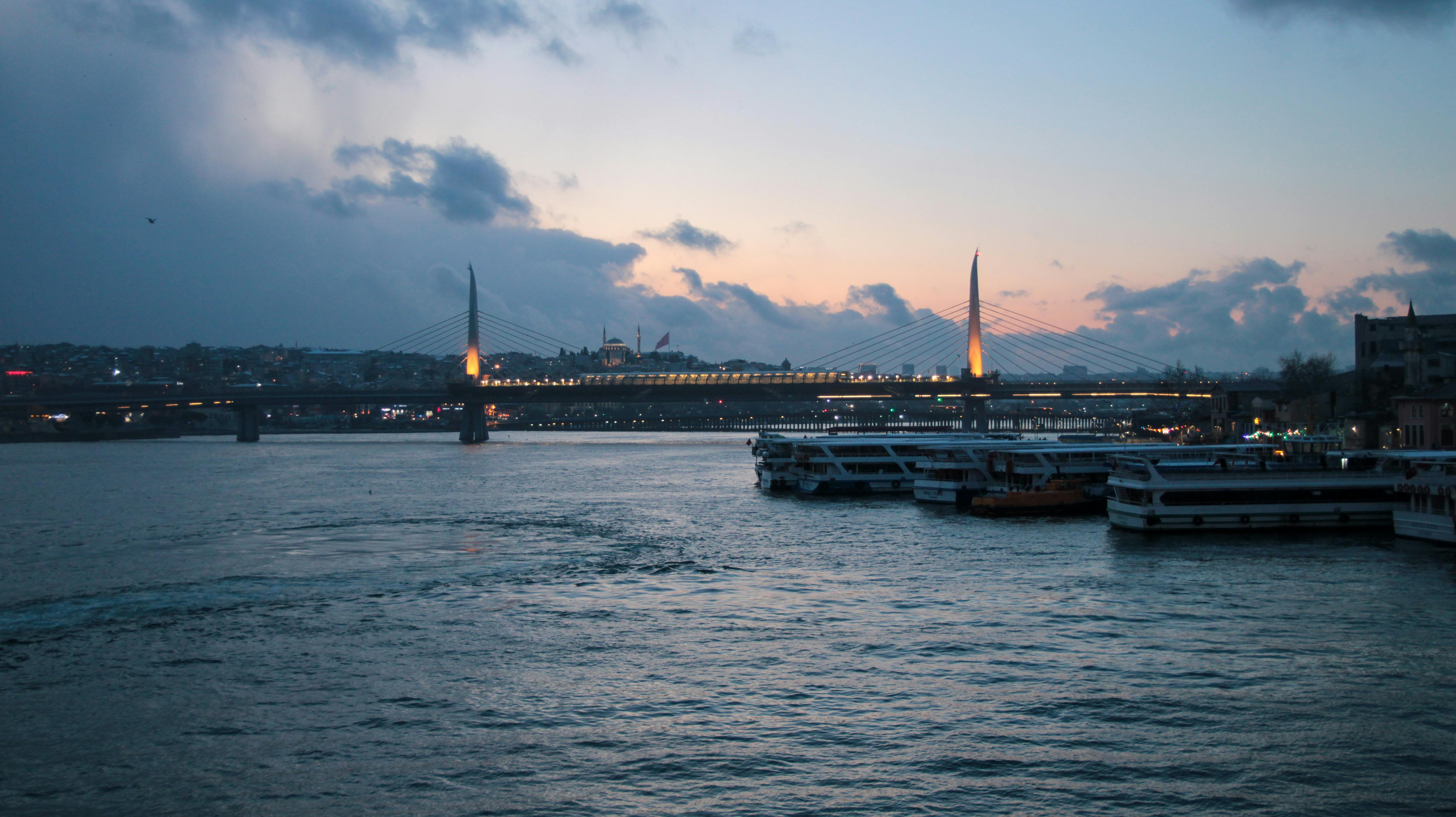 Gratuit Vue crépusculaire du pont de la Corne d'Or à Istanbul avec des bateaux et le paysage urbain. Photos