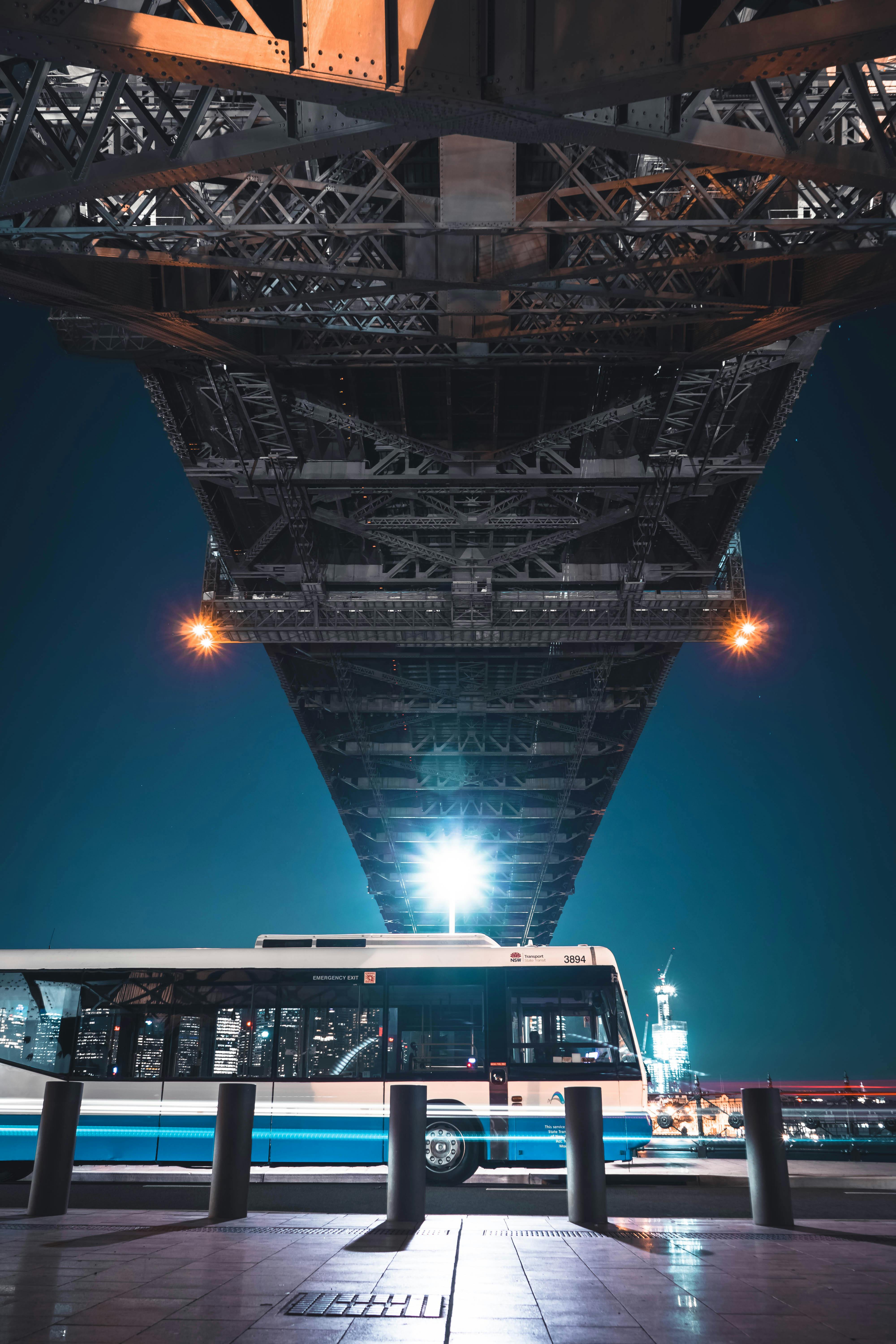 城市灯光下，桥梁与公交车构成的夜景颇具戏剧性