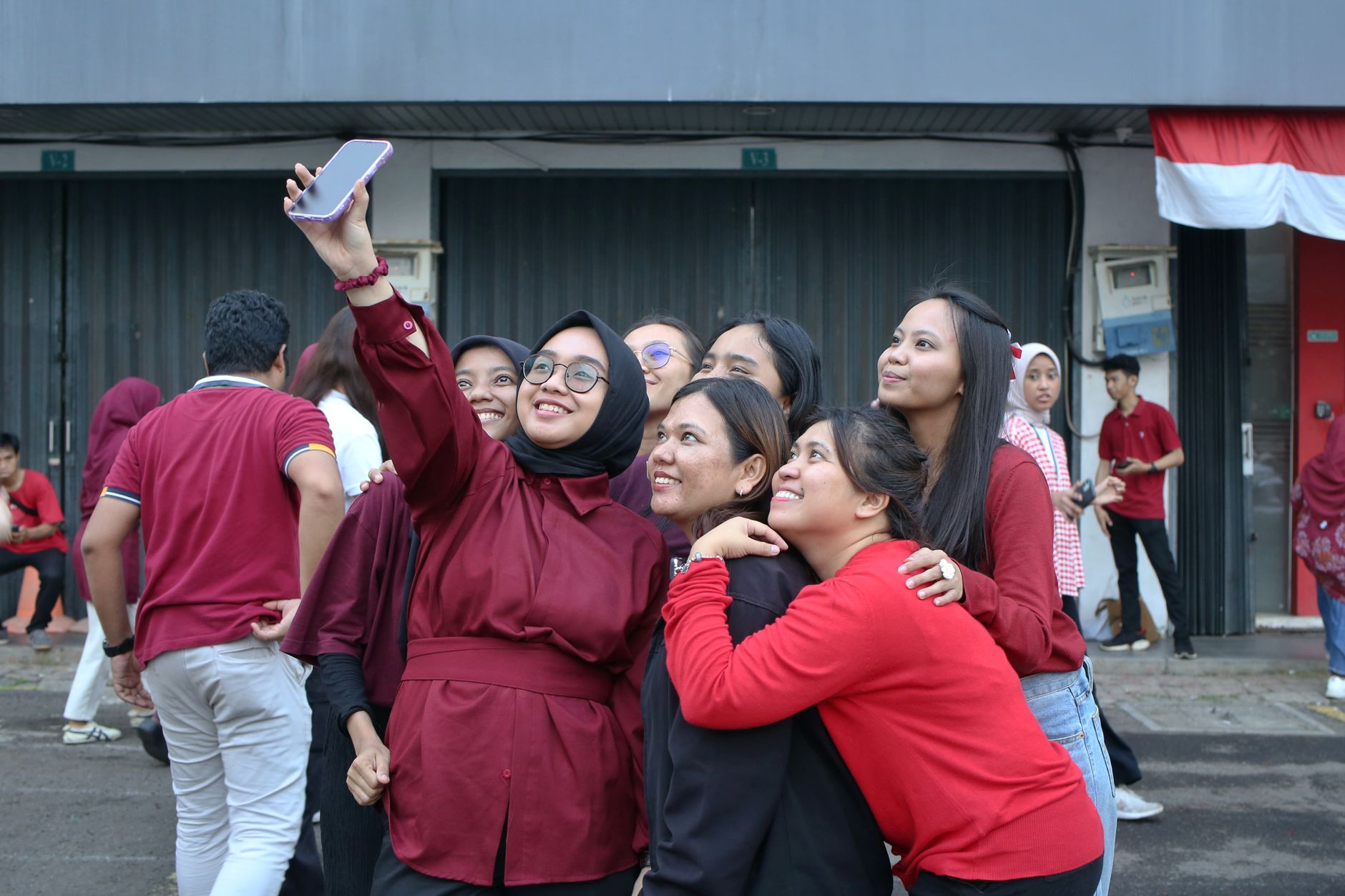 Telefon memaparkan skor langsung OneFootball di sebelah buku nota statistik dan jam Kuala Lumpur