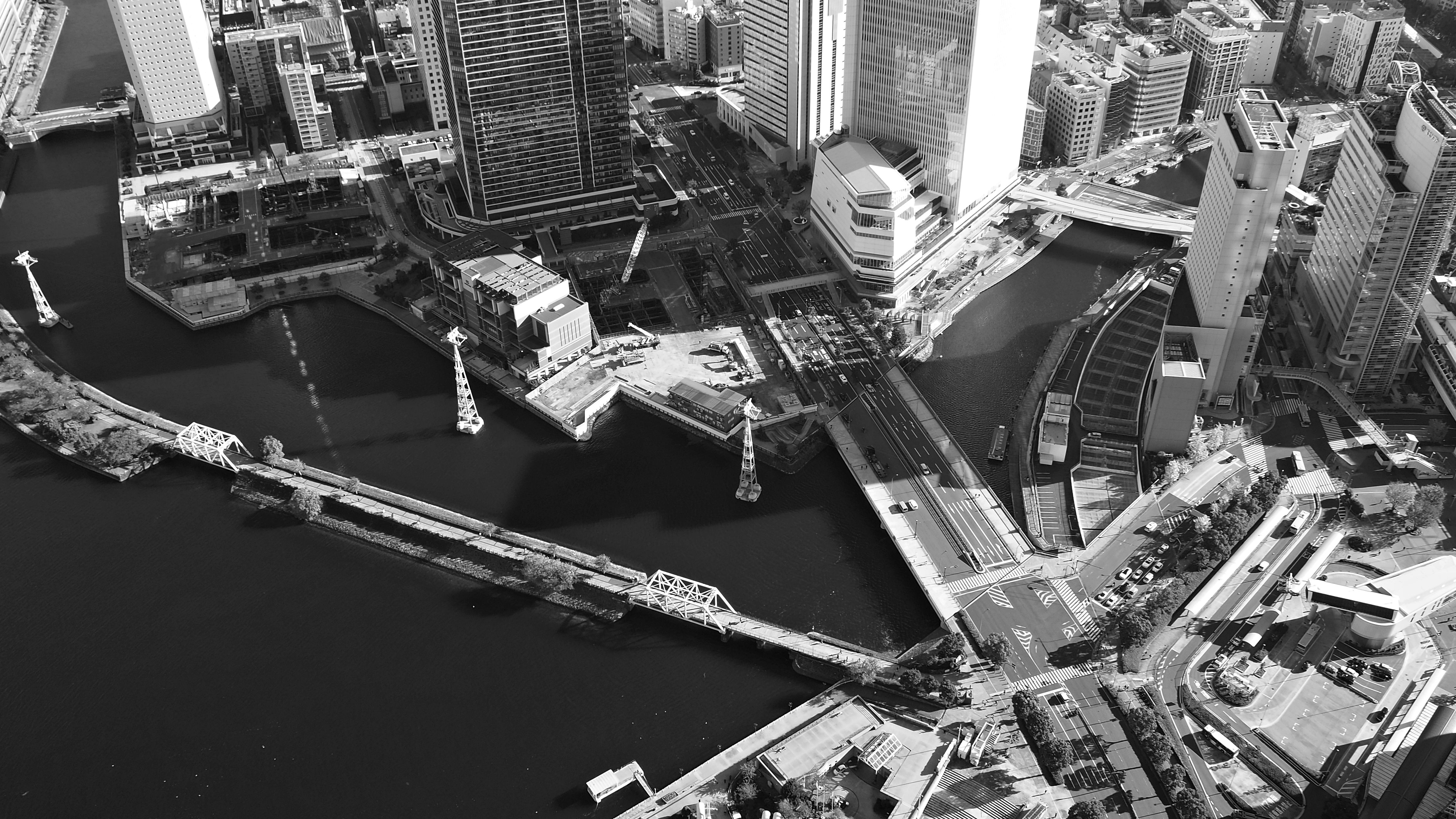 横浜の近代建築と水路を白黒で撮影した航空写真。