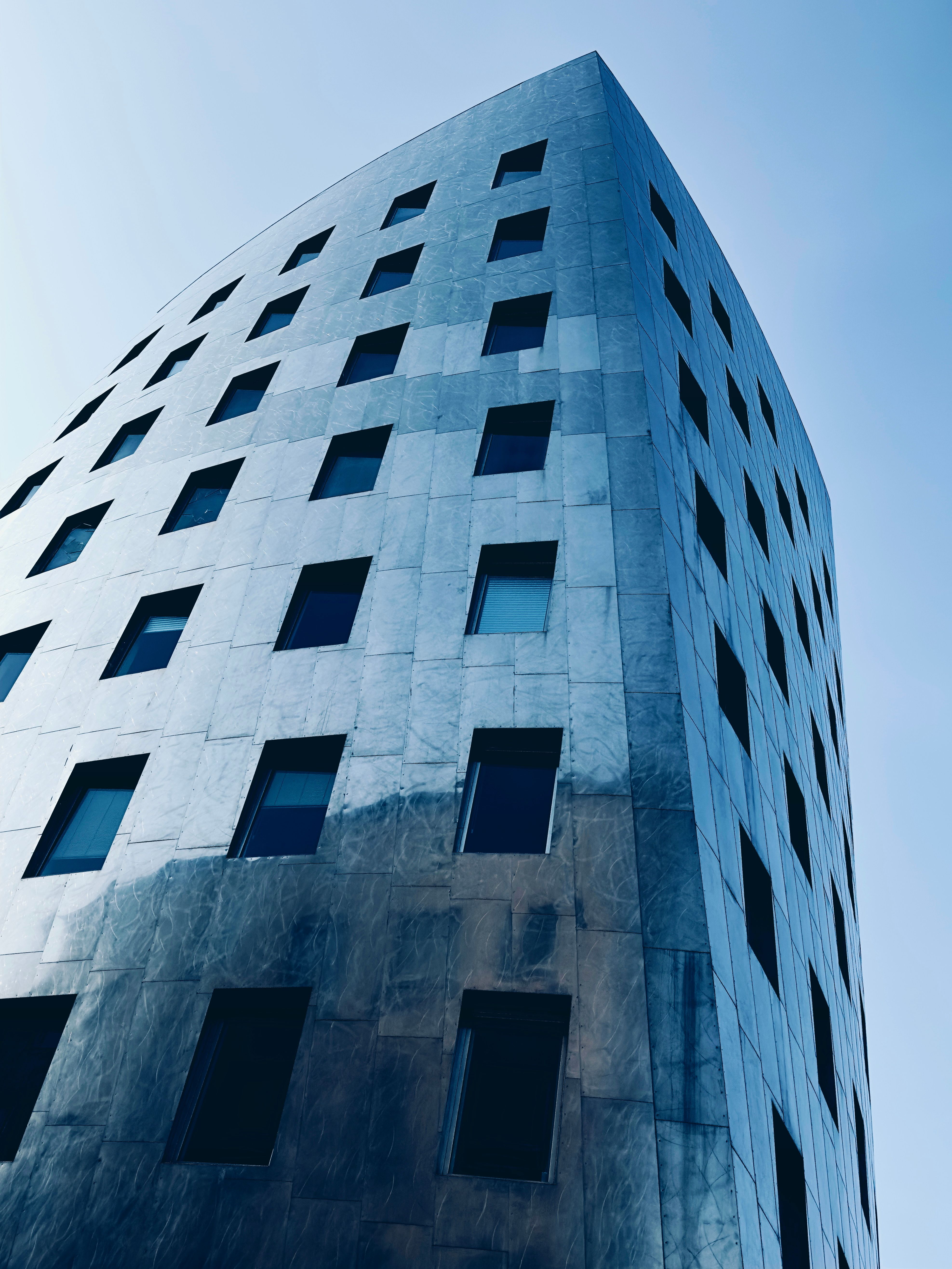 Edificio Arquitectónico Moderno Con Fachada Azul · Foto de stock gratuita