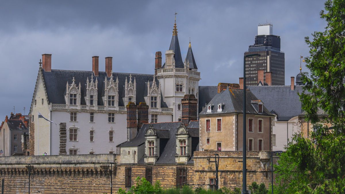 Vue historique du château des ducs de Bretagne à Nantes