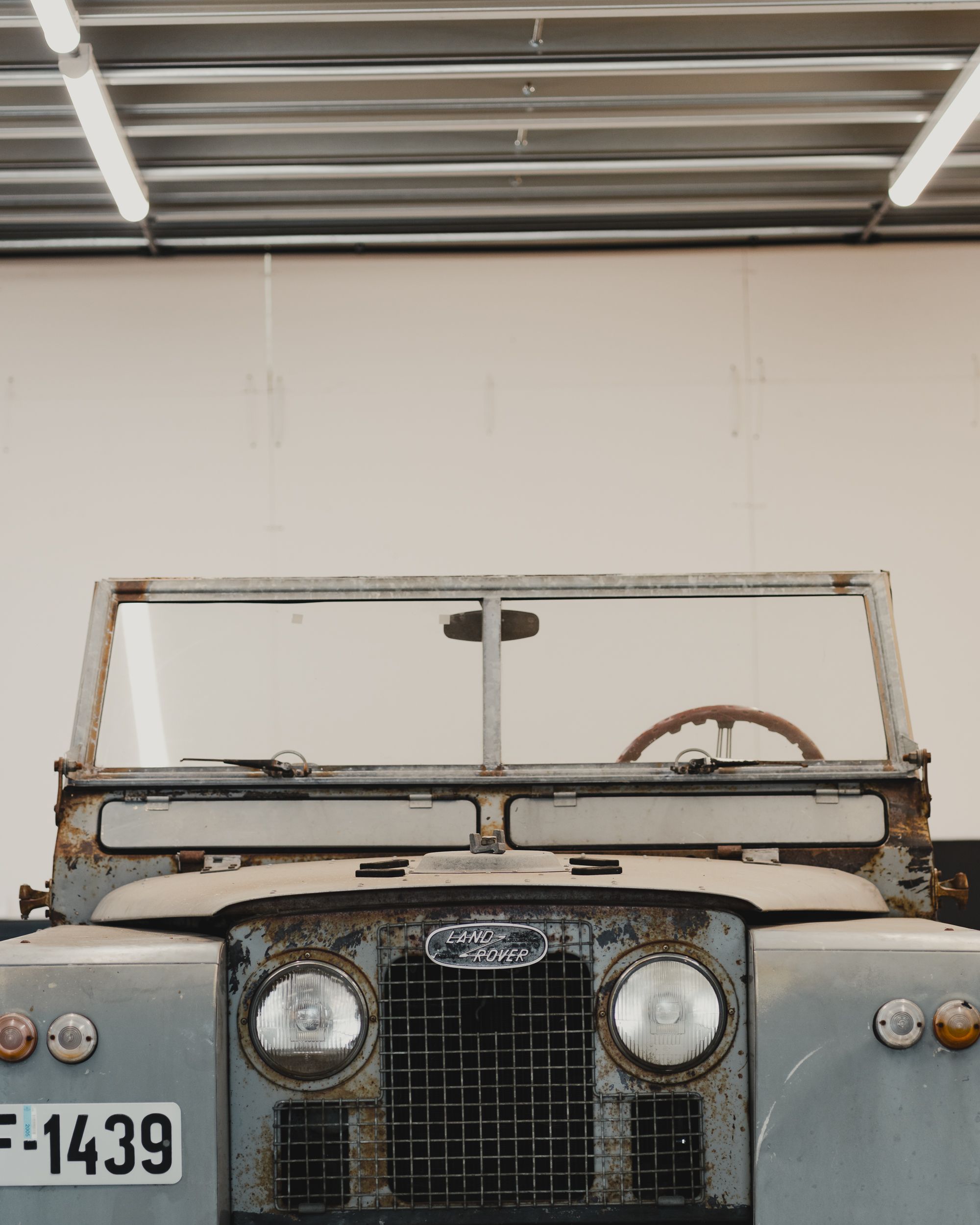Vintage Land Rover in Industrial Garage Setting · Free Stock Photo