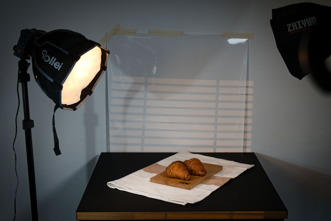 Chụp ảnh bánh trong studio với đèn