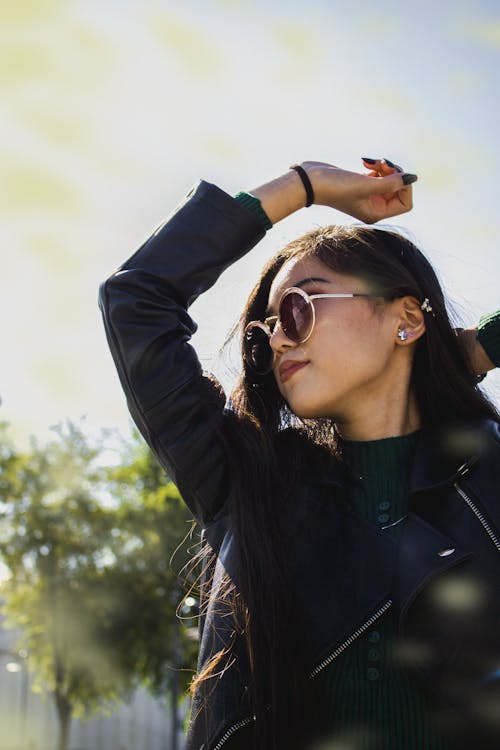 女人戴着太阳镜举起右手臂