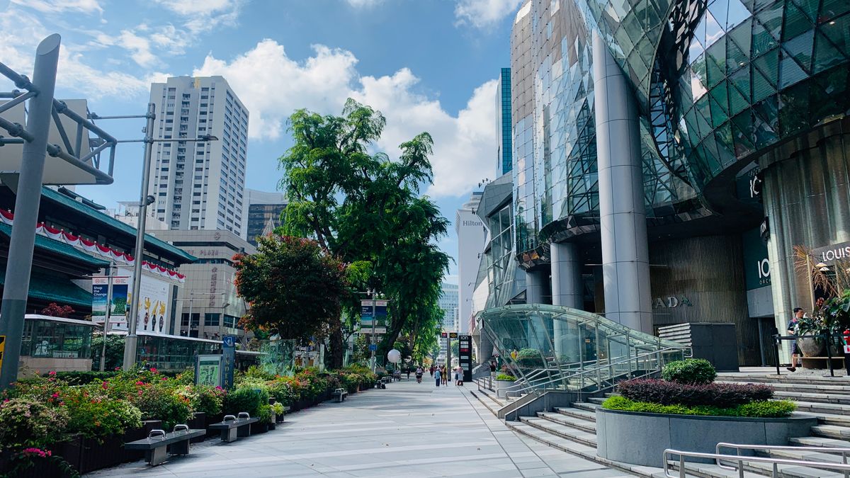 Singapore - Orchard Road - stradă cu mall-uri și trafic
