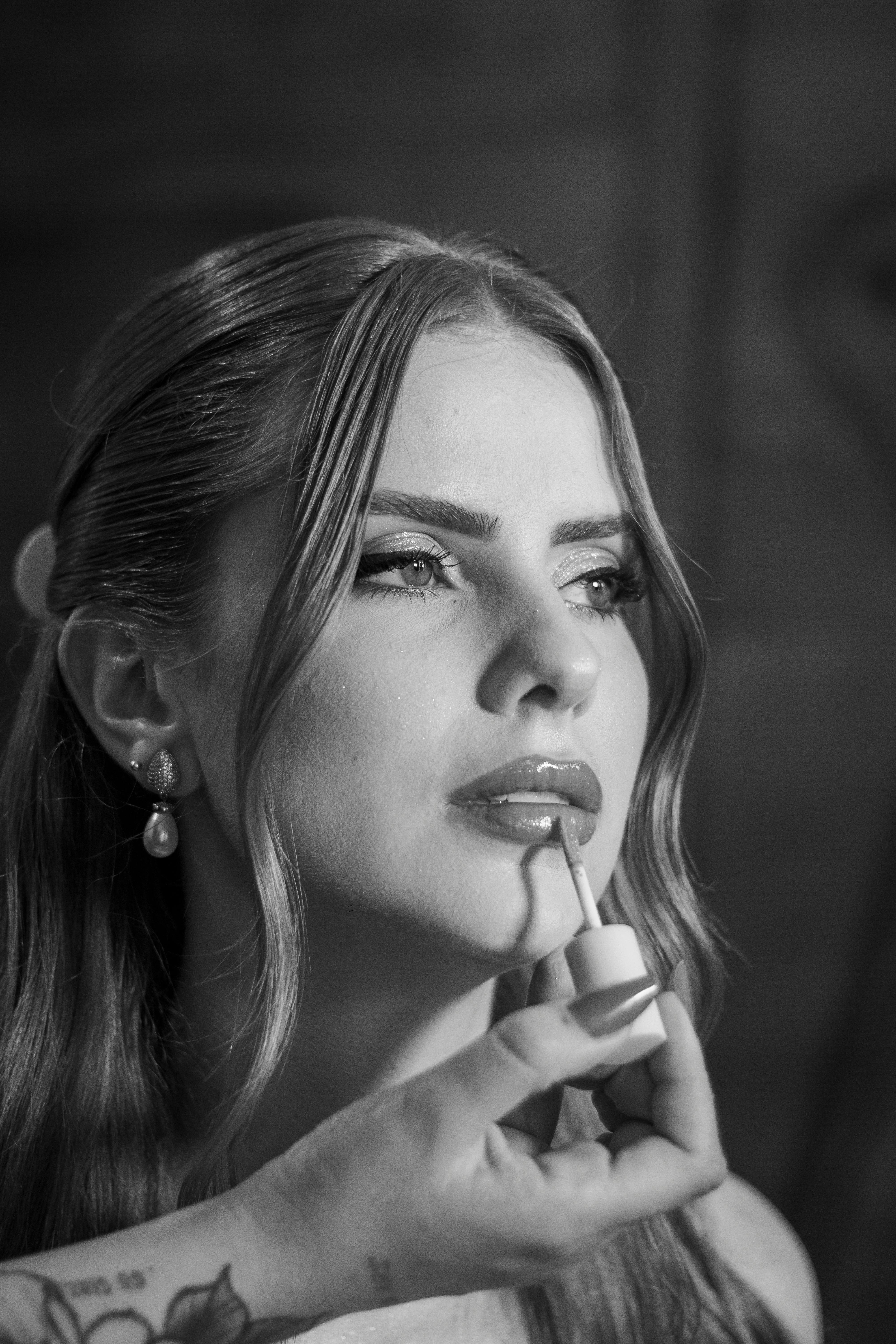 bezplatná Černobílý portrét ženy s rtěnkou aplikovanou maskérkou. Základová fotografie