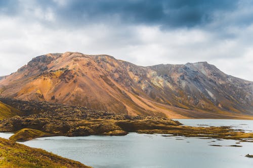 Immagine gratuita di giornata nuvolosa, islanda, montagne