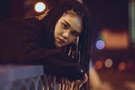 一个女人的艺术夜像，辫子靠在栏杆上