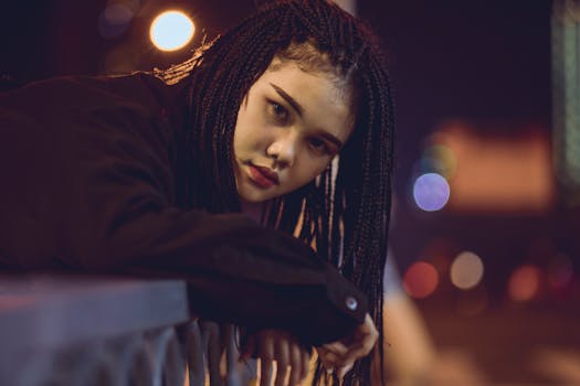 一个女人的艺术夜像，辫子靠在栏杆上