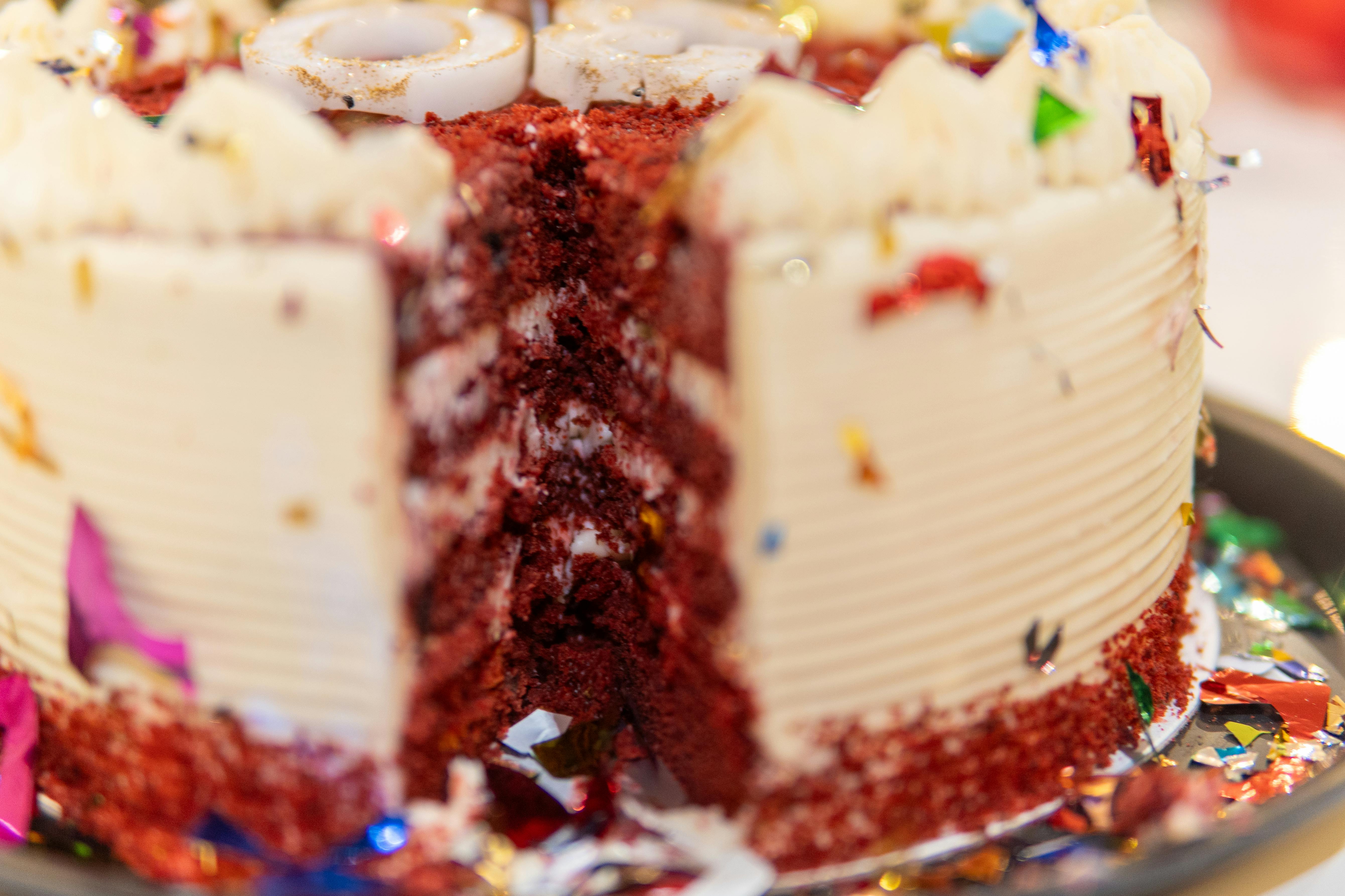 Pastel De Terciopelo Rojo Con Decoraciones Festivas · Foto de stock ...