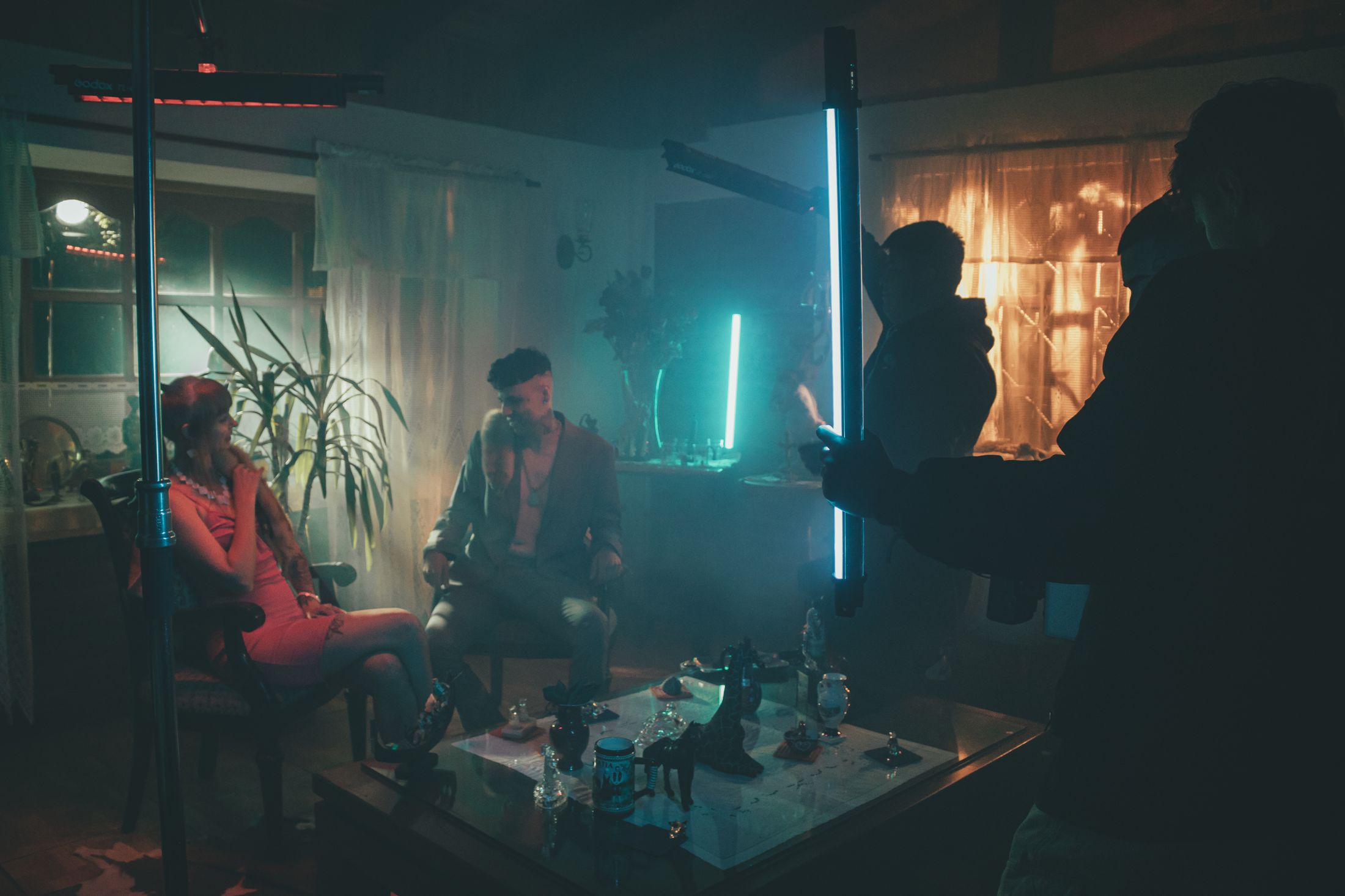 D&eacute;cor de cin&eacute;ma avec &eacute;quipe technique et &eacute;clairage de tournage