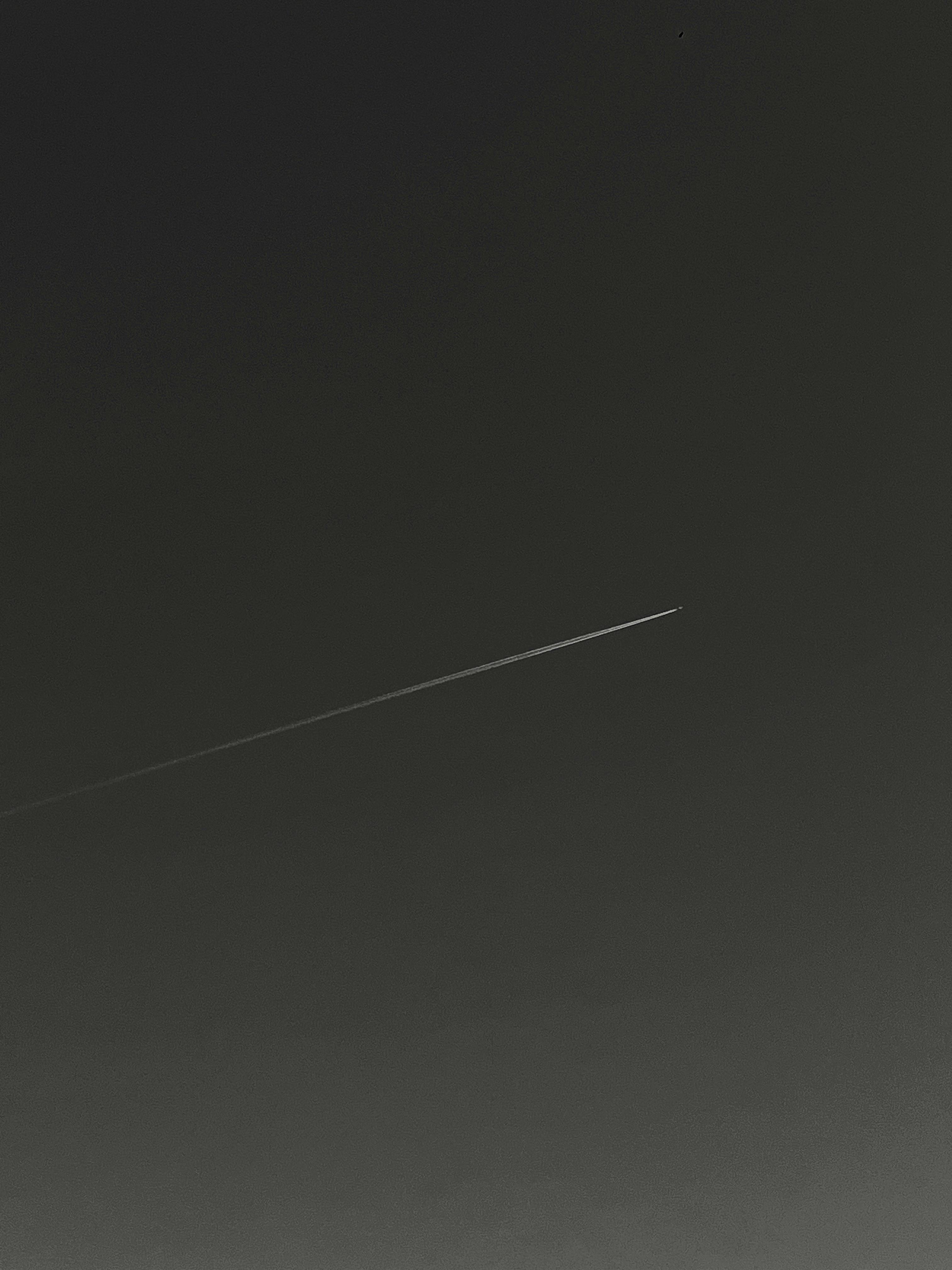 grátis A trilha de um avião de alta altitude cruzando o céu crepuscular sobre Ocosingo, México. Foto profissional