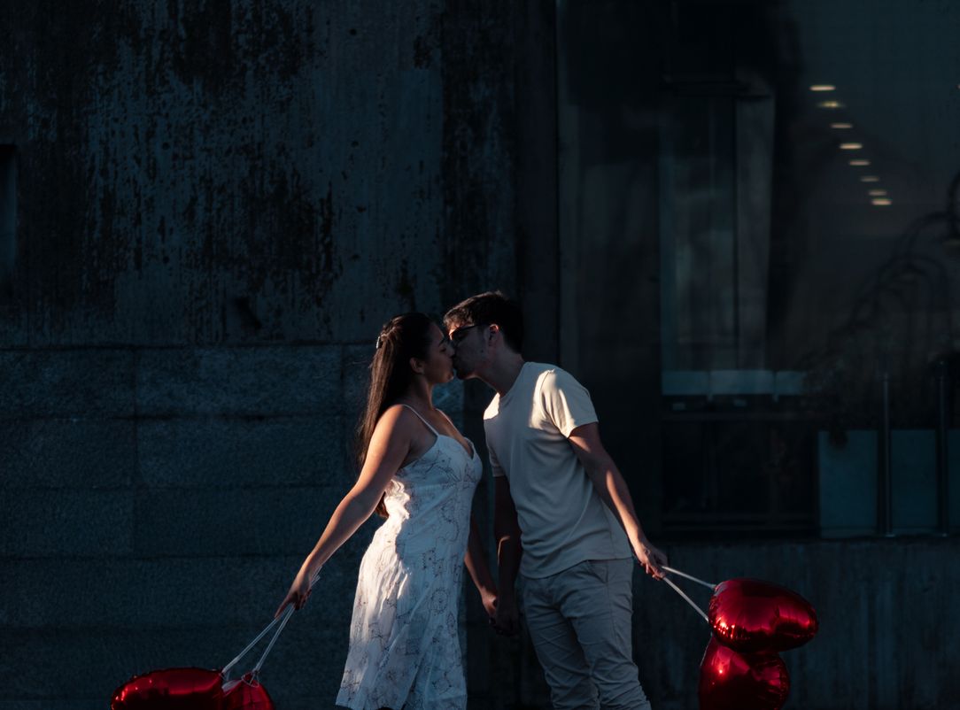 Online dating: starting a conversation on a niche platform