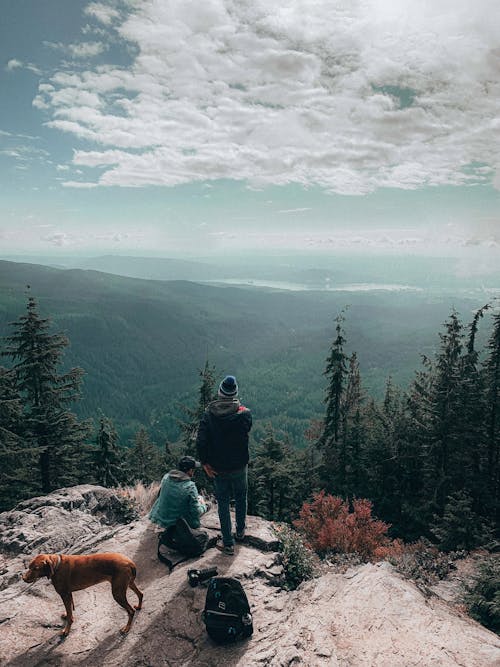 бесплатная Два человека на вершине горы Стоковое фото
