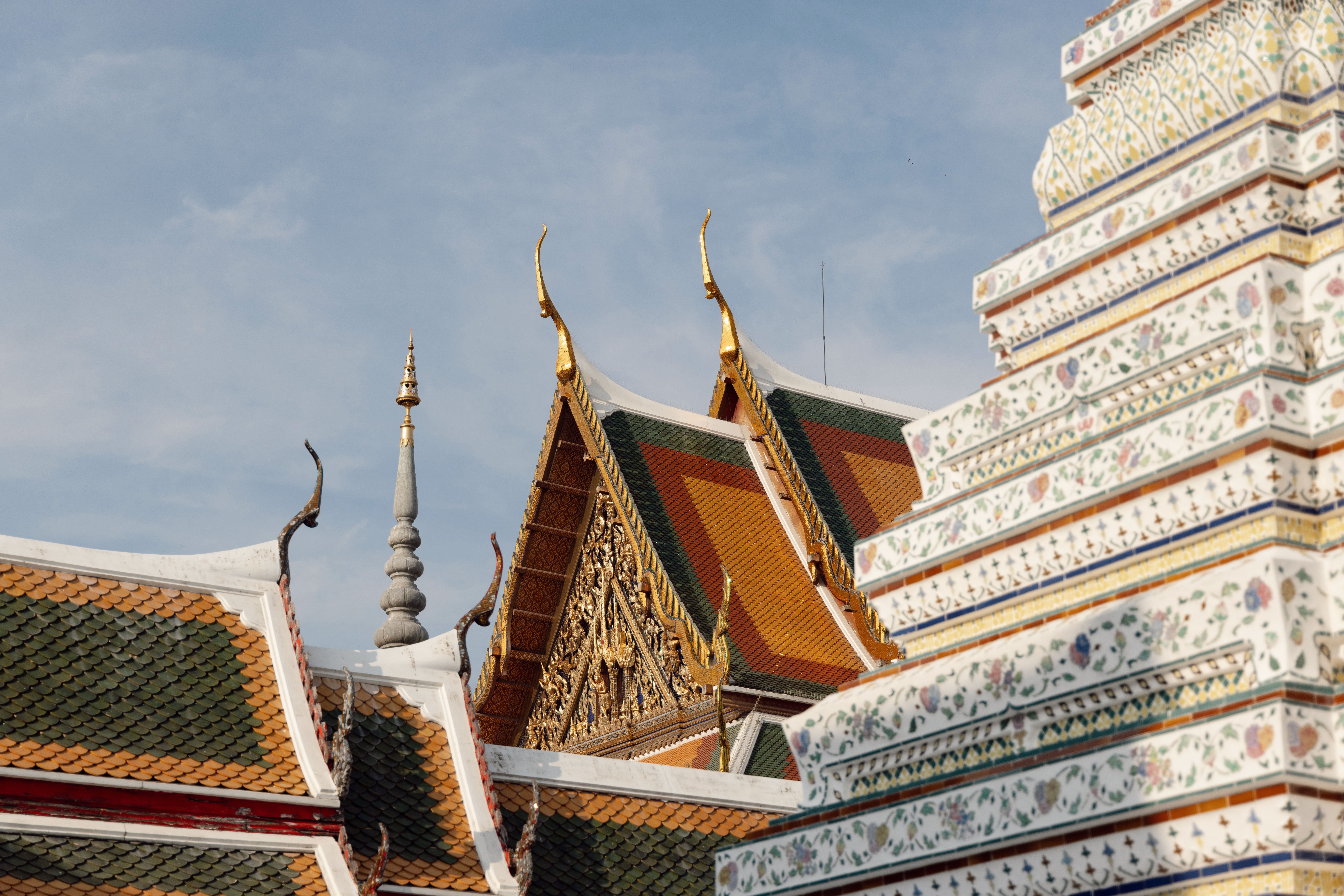 Temple asiatique sous un ciel dégagé en saison sèche