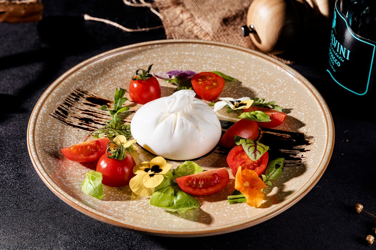 Ensalada caprese con burrata