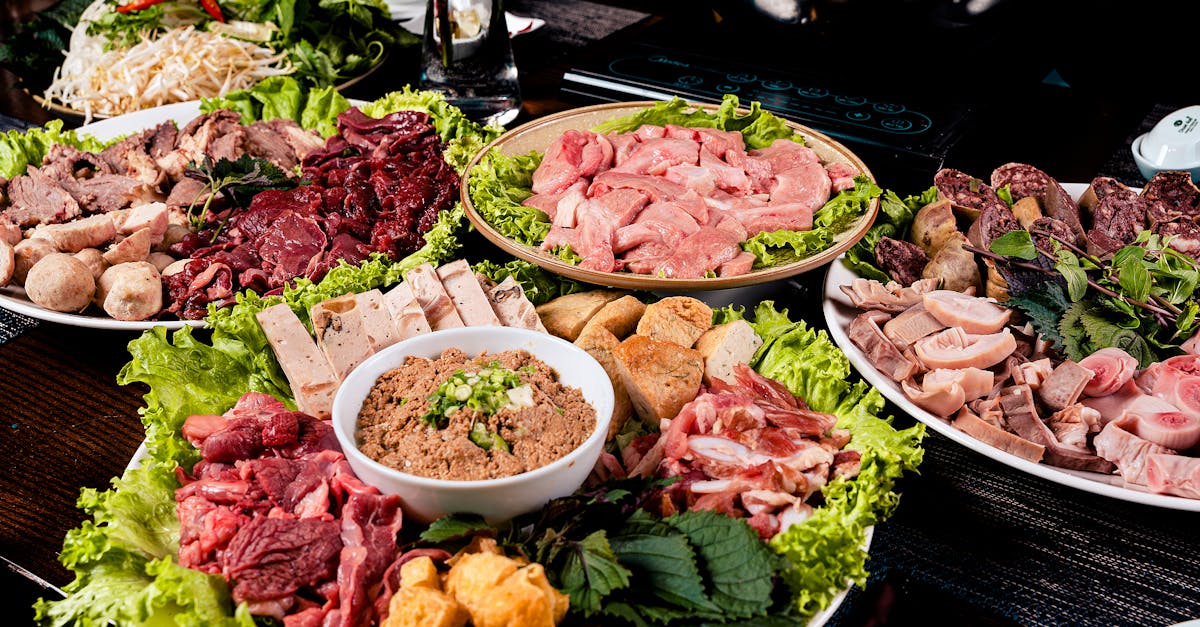 สายมูทำบุญใหญ่! เลี้ยงหมูกระทะ 600 ชุดให้วิญญาณไร้ญาติ ก่อนล้างป่าช้าชลบุรี