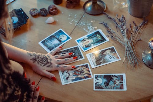 Cartas Del Tarot Surtidas En La Mesa