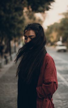 黄昏时分，一位长发女子在城市街道上运动