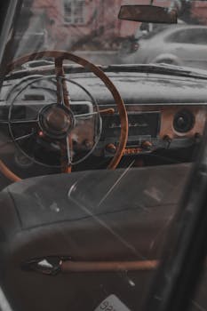 探索配有经典仪表盘和方向盘的老式汽车内饰，领略其永恒的设计魅力