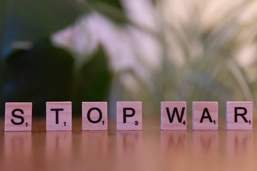 Piastrelle in legno con lettere che compongono la scritta "Stop War", simbolo di pace e attivismo contro la guerra.