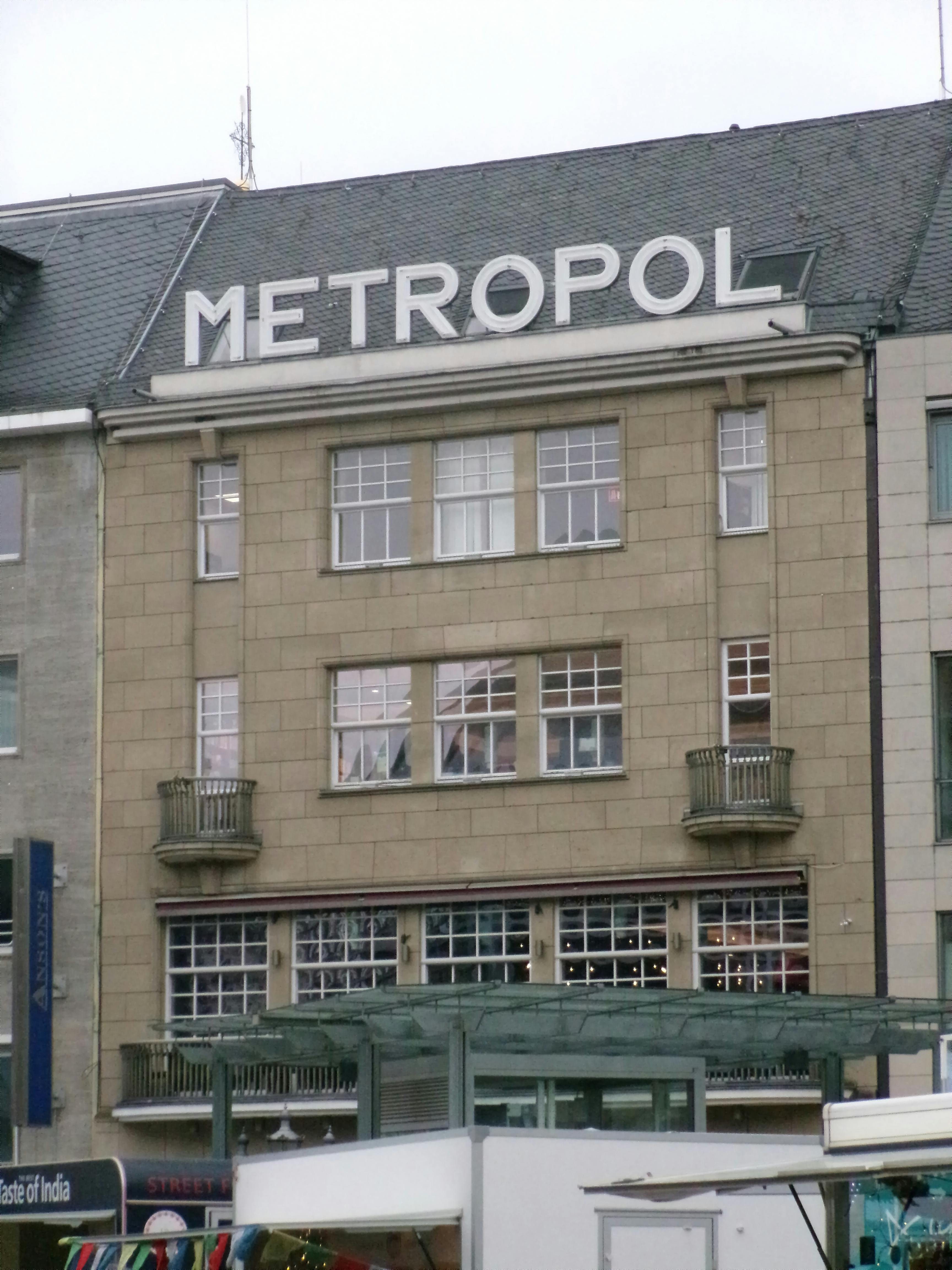 Ücretsiz Almanya'nın Köln kentindeki ikonik Metropol Tiyatrosu'nun klasik mimariyi yansıtan cephesi. Stok Fotoğraflar