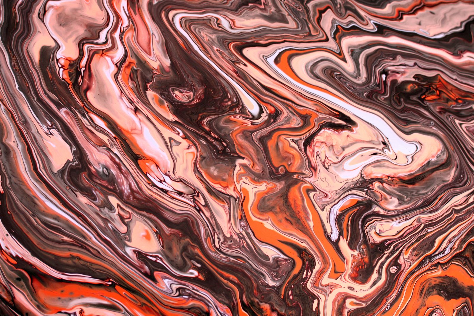 Poured pigment marbling in rust and bone — photo by Landiva Weber on Pexels