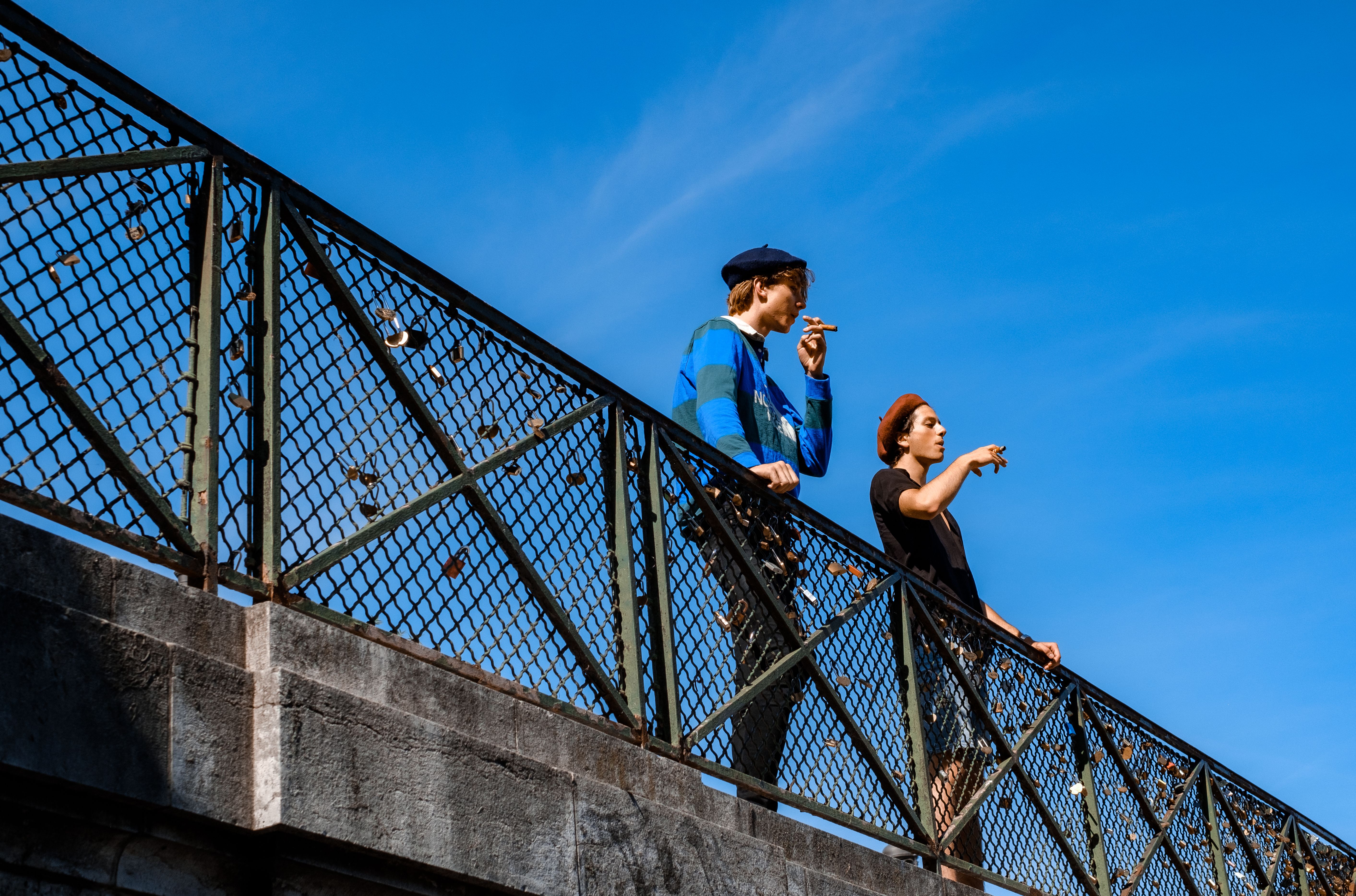 L'Art Secret de la Parisienne : Comment l'Harmonie entre Tenues Assorties et Soins Personnels Crée u