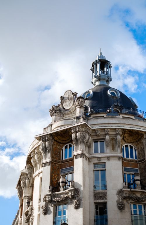 Free Elegant historic building in Paris captures classic European architectural beauty. Stock Photo