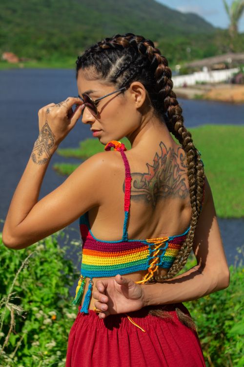 Free Stylish woman with braids and tattoo poses by a scenic Brazilian lake. Stock Photo