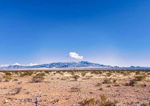 Free Wide view of a desert landscape in Nevada with distant mountains and clear blue skies. Stock Photo