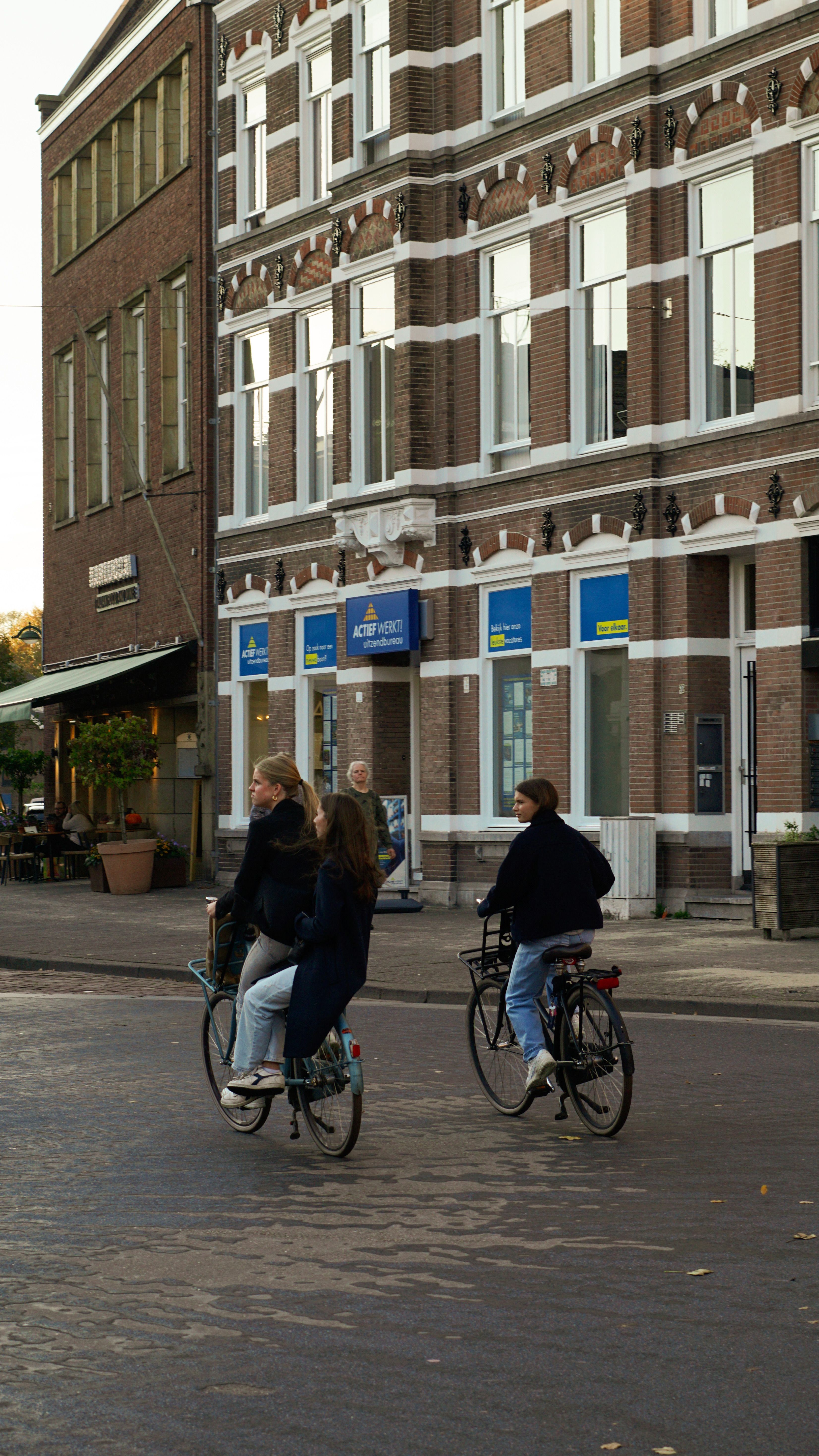 Stedelijke fietser onderweg naar werk met goed afgestelde verlichting