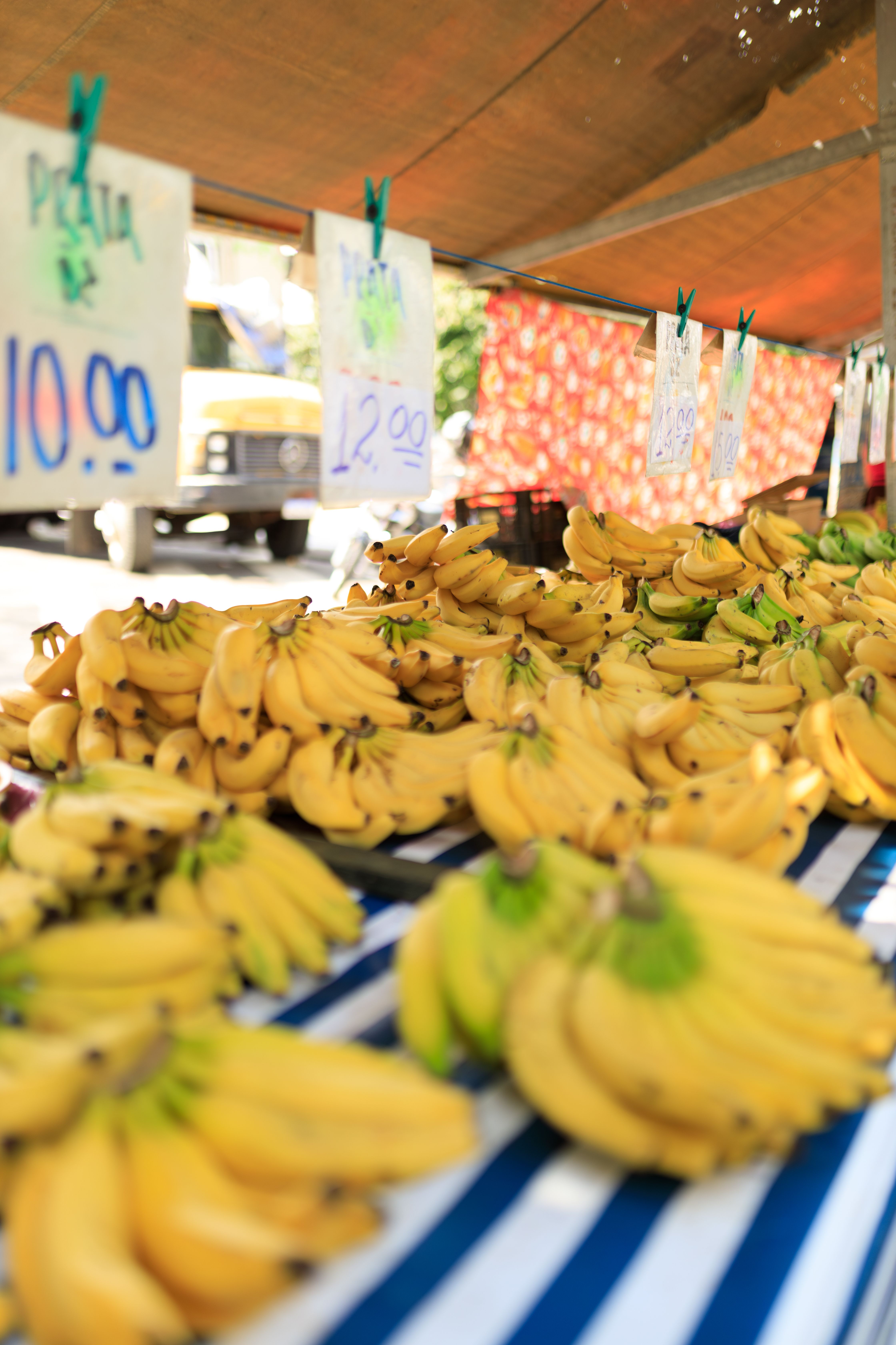 Sie aßen eine Banane, tranken den Muskateller und erhielten die Ernennungen