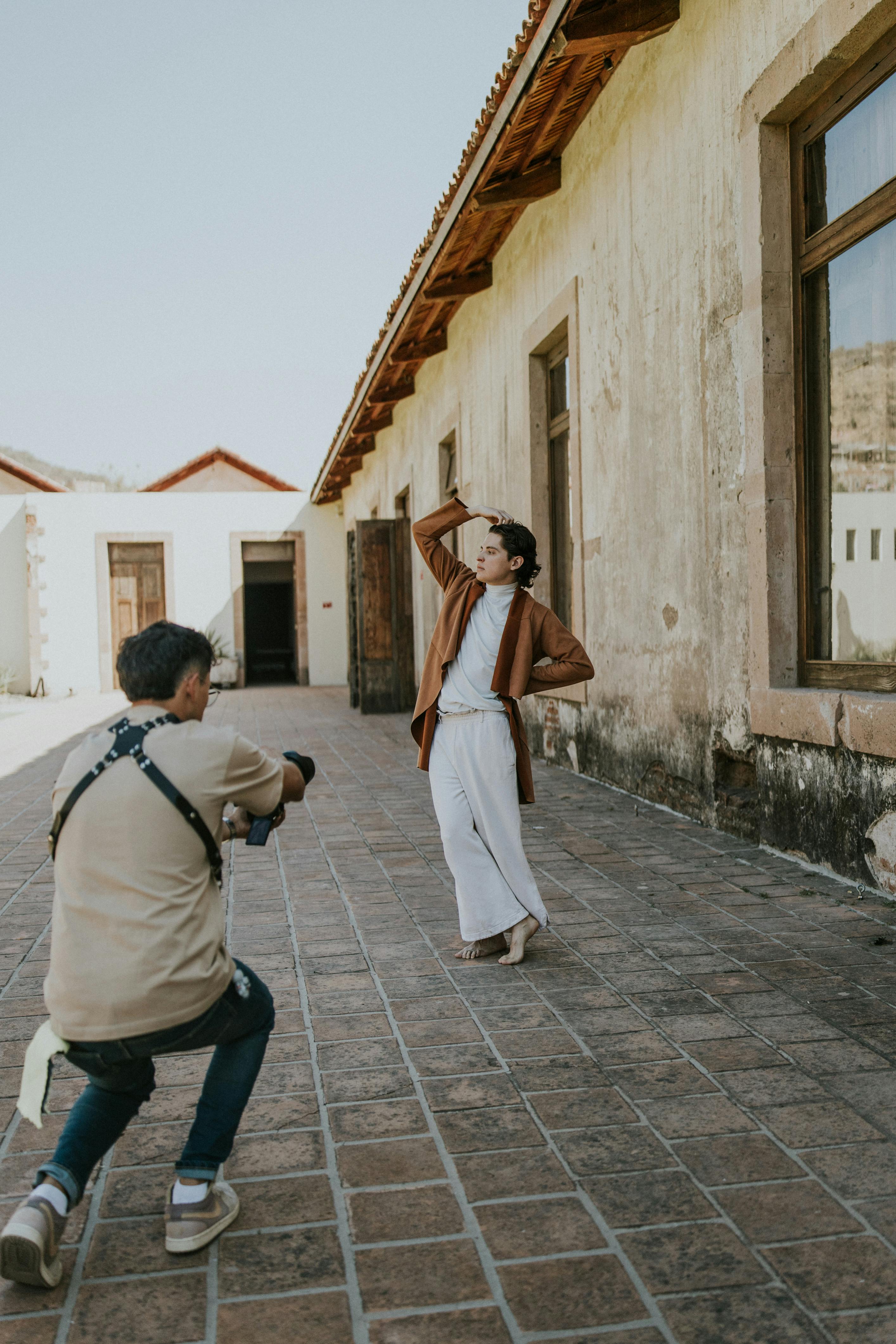Gratuit Un photographe capture un modèle lors d'une séance photo élégante en extérieur. Photos