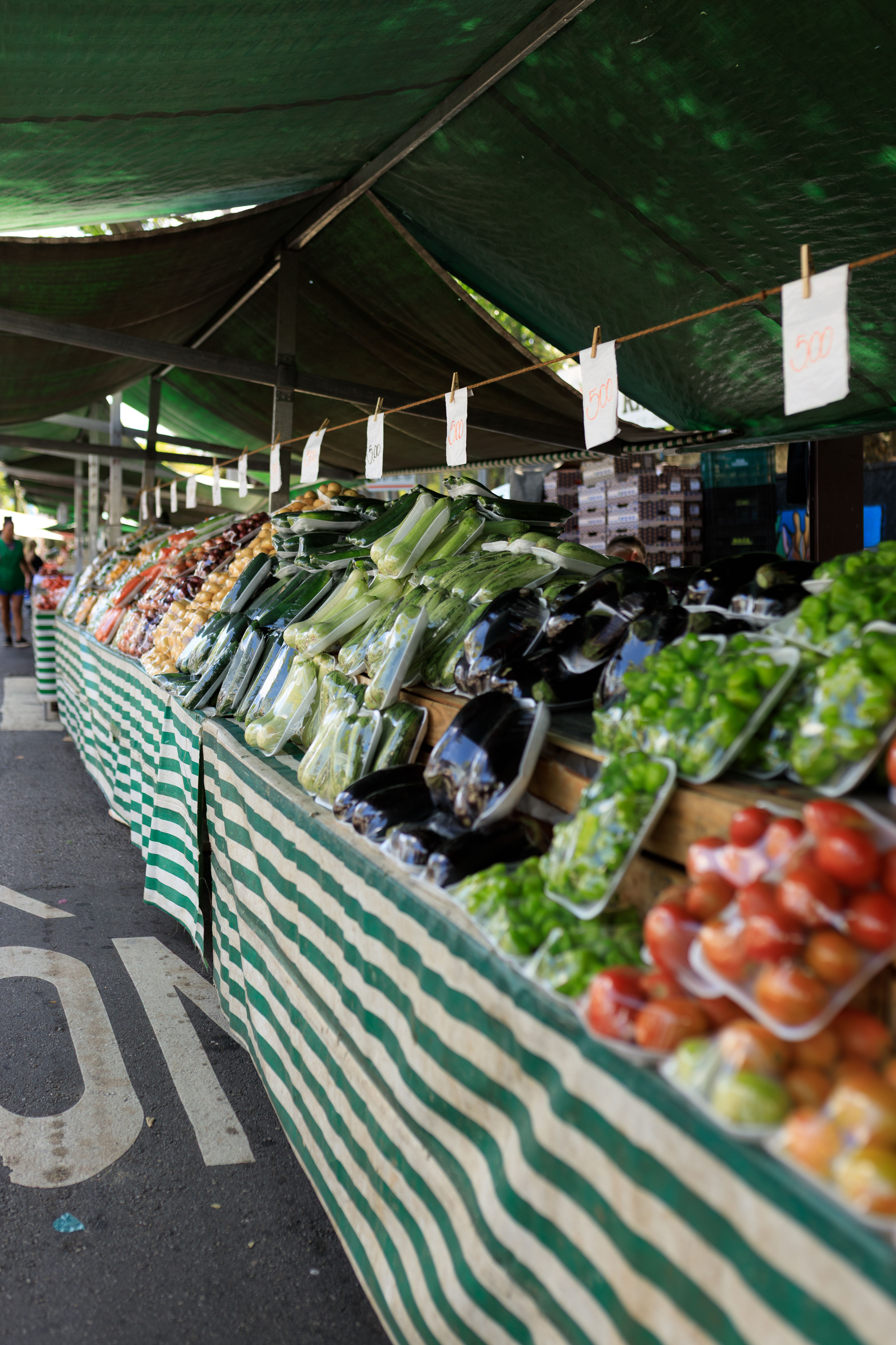 Productos Frescos Y Coloridos En El Mercado Local · Foto de stock gratuita