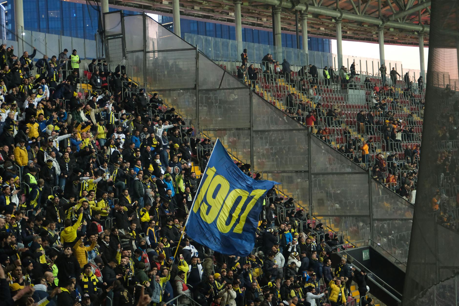 https://www.pexels.com/photo/vibrant-football-stadium-crowd-cheering-30893517/
