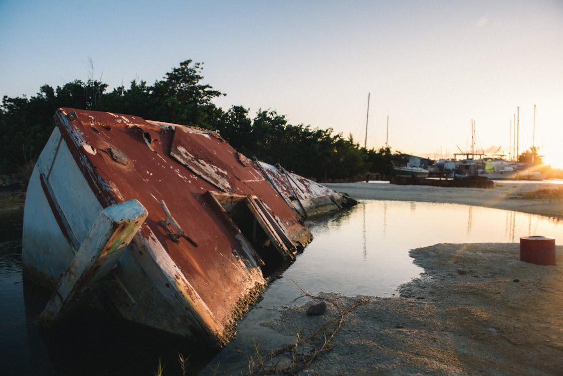水上の放棄されたボート