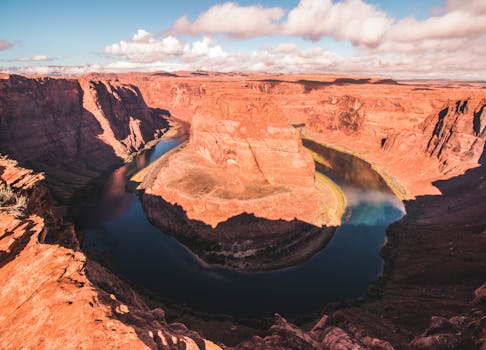 Elevated view of the iconic Horseshoe Bend in Arizona, showcasing striking natural beauty.