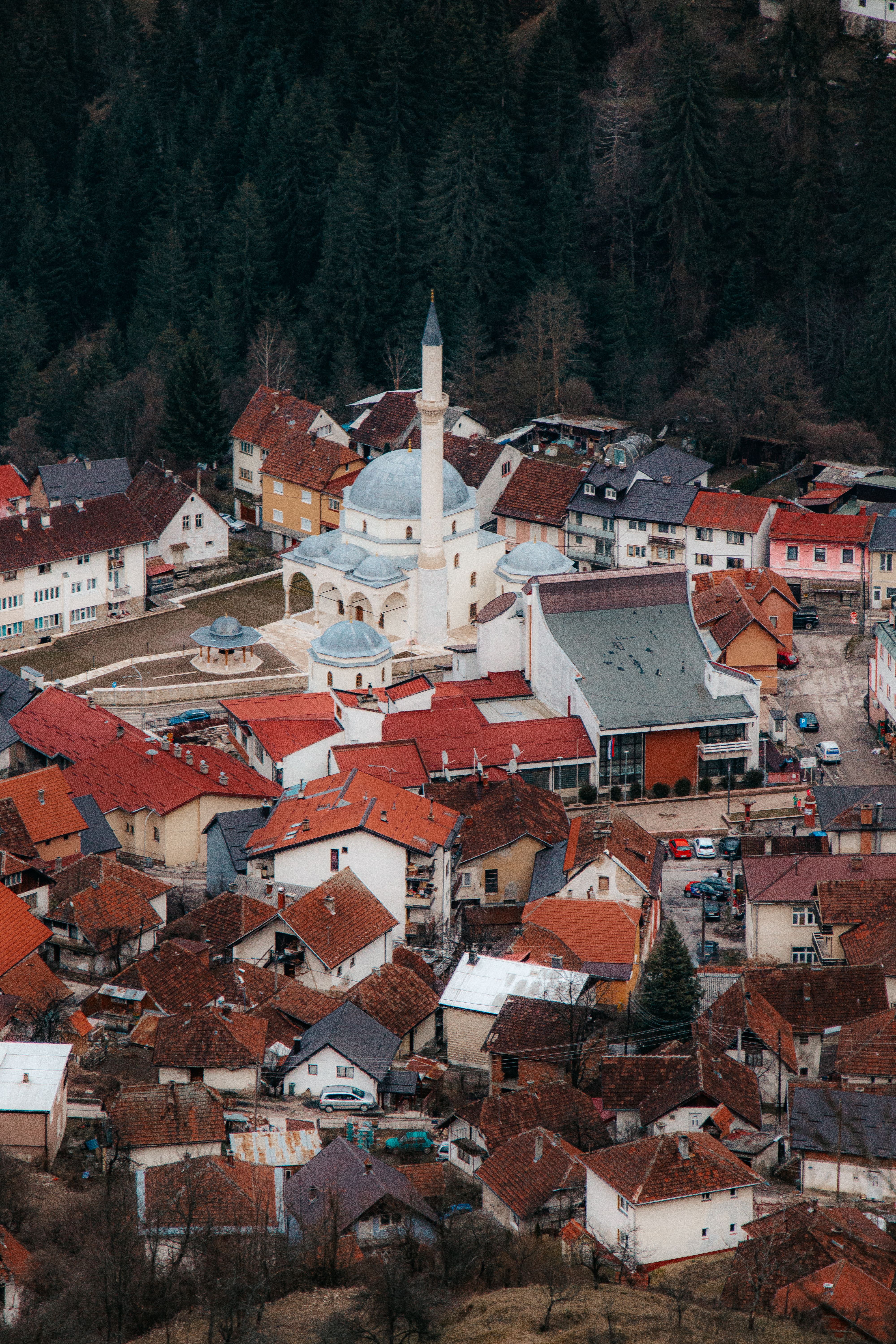 An aerial view of the Čajniče townscape featuring the prominent mosque surrounded by colorful houses.