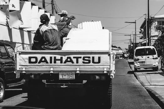 城市街道上，一辆单色的大发卡车图像，以货运区的人们为特色