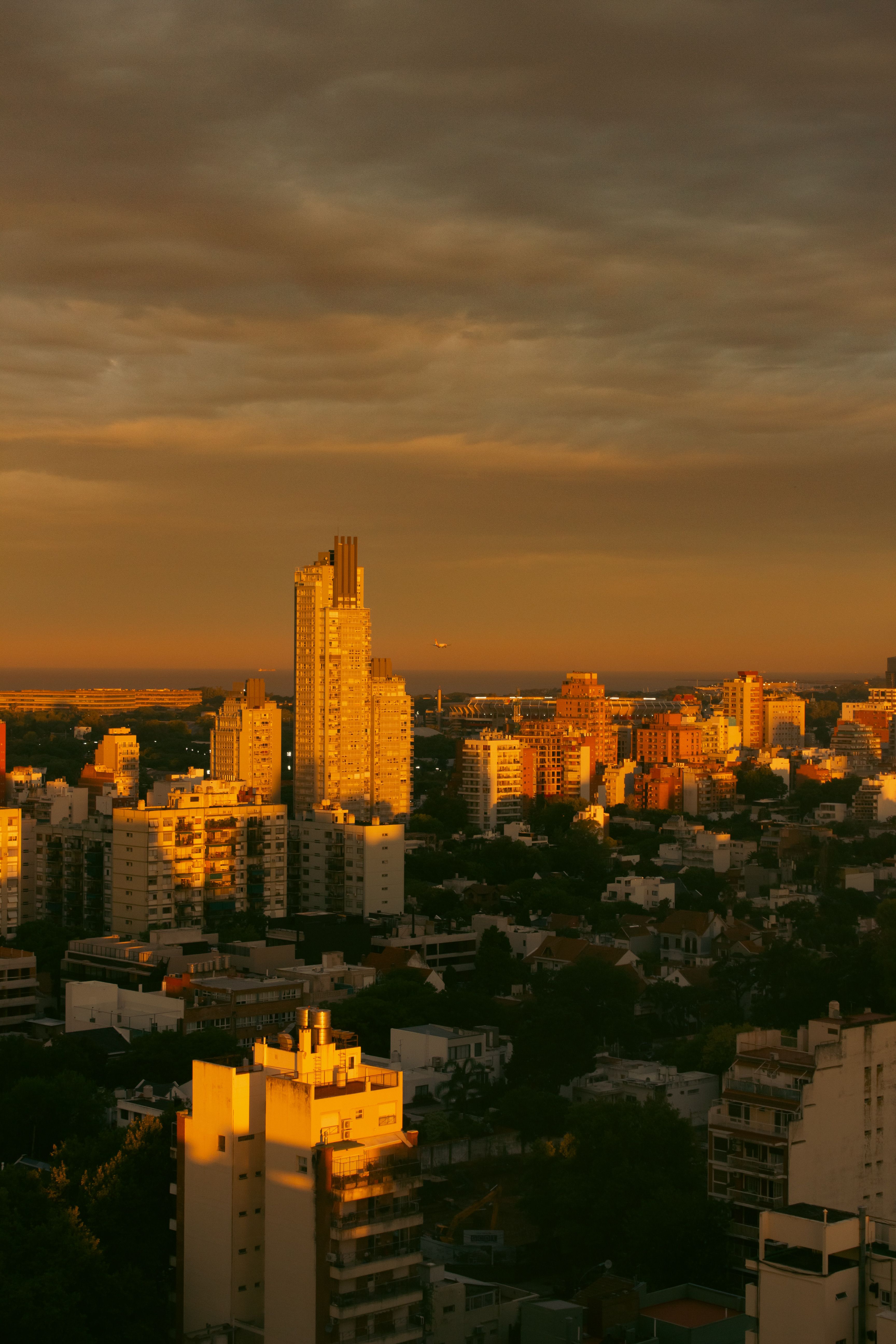 Golden Hour Street Shots When the Sun Stays Up Late — easy composition ideas to try