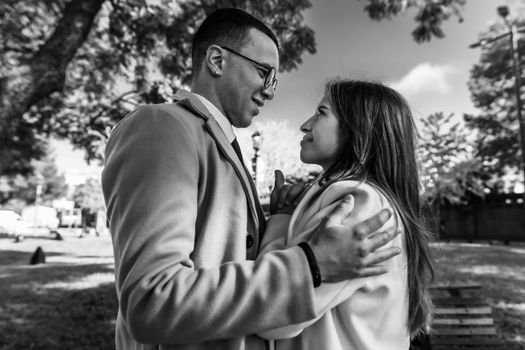 Couple sharing a romantic moment outdoors in Buenos Aires, captured in black and white.
