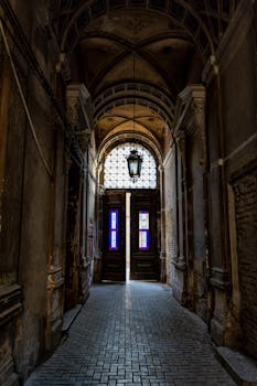 哥特式风格的走廊，复杂的拱门和彩色玻璃门，让人联想到历史建筑