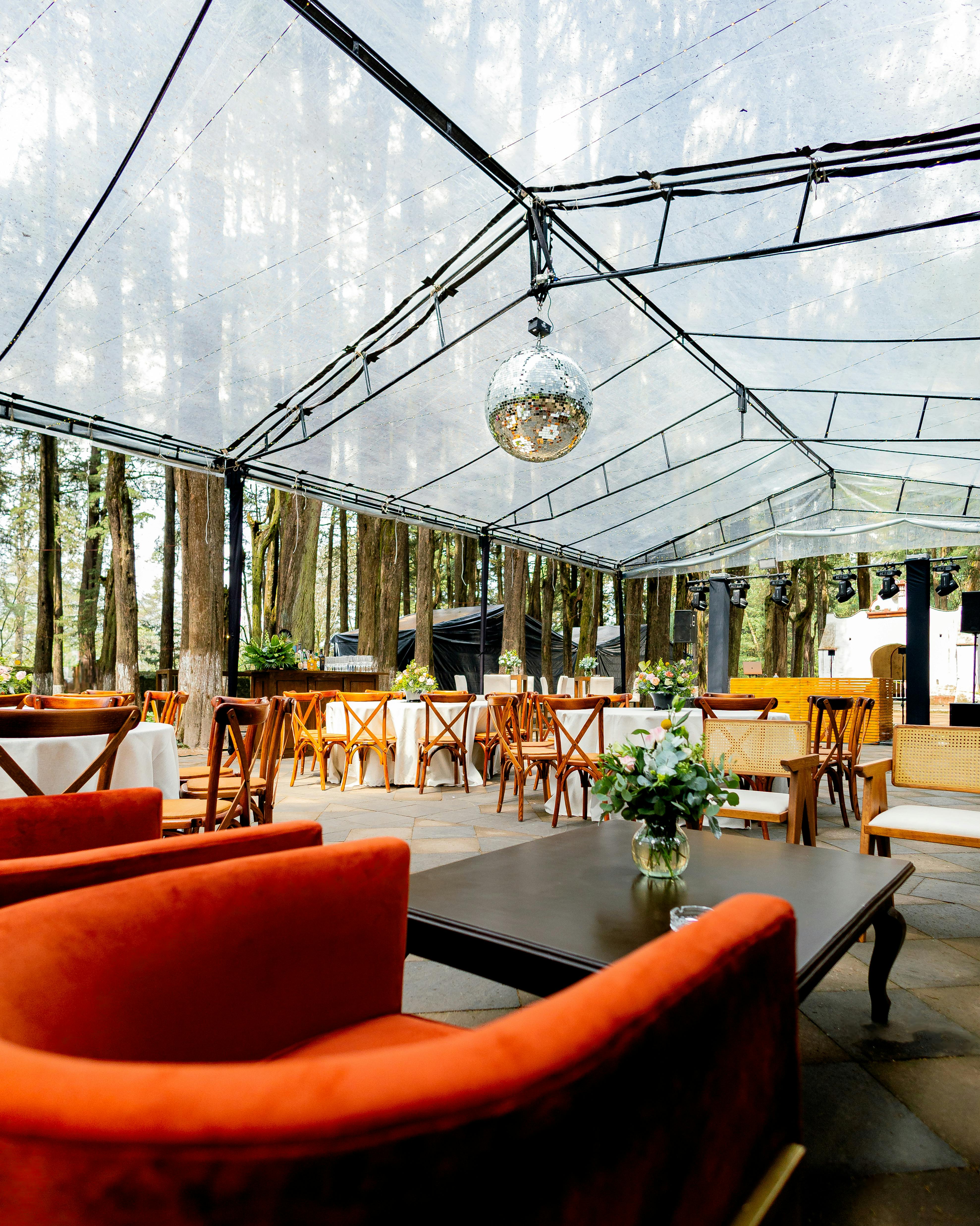 Beautiful outdoor wedding reception setup in a forest near CDMX, featuring elegant decor and seating.
