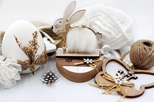 Free Rustic Easter decor featuring a wooden bunny, eggs, and natural materials for a sustainable celebration. Stock Photo